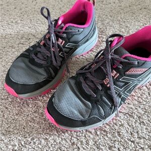 Pink asics in good condition